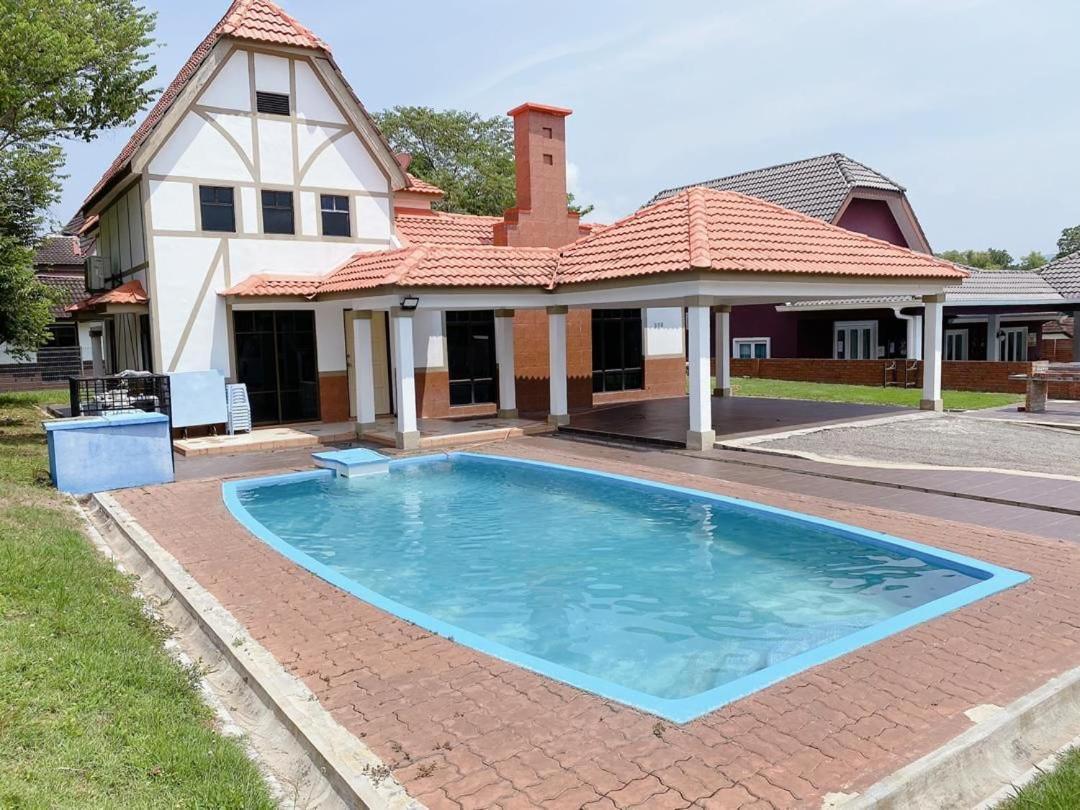 Villa With Private Swimming Pool Malacca ภายนอก รูปภาพ