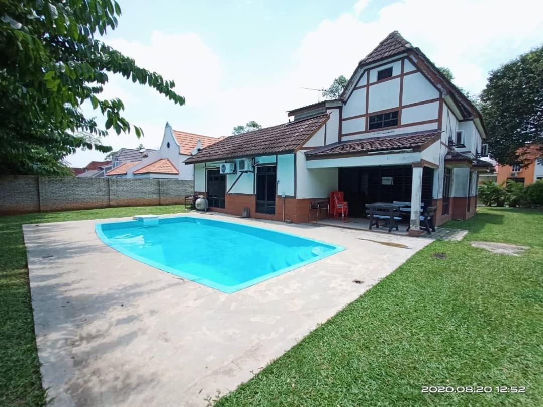 Villa With Private Swimming Pool Malacca ภายนอก รูปภาพ